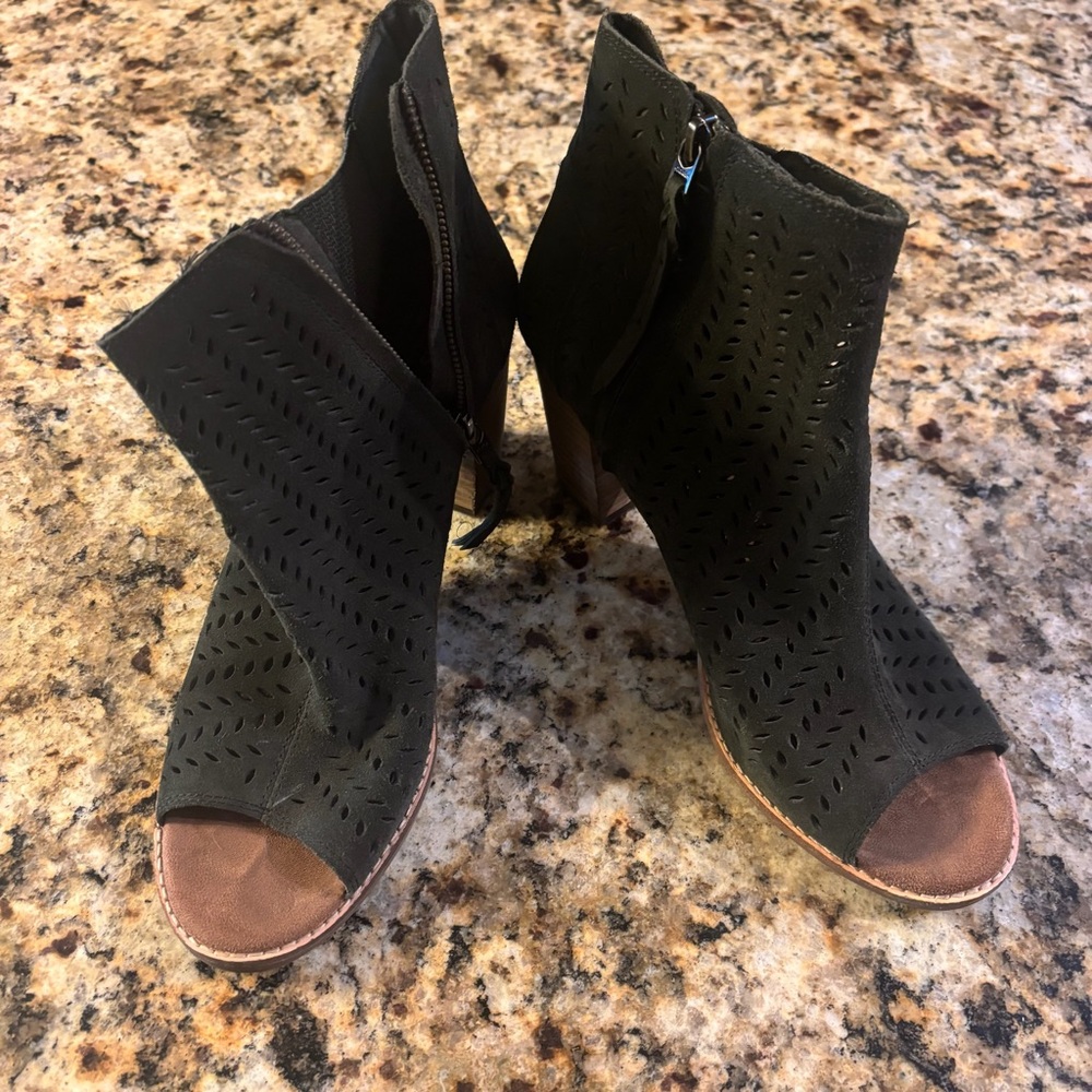 Tom’s Women’s Majorca Peep Toe Bootie Forest Suede Size 11